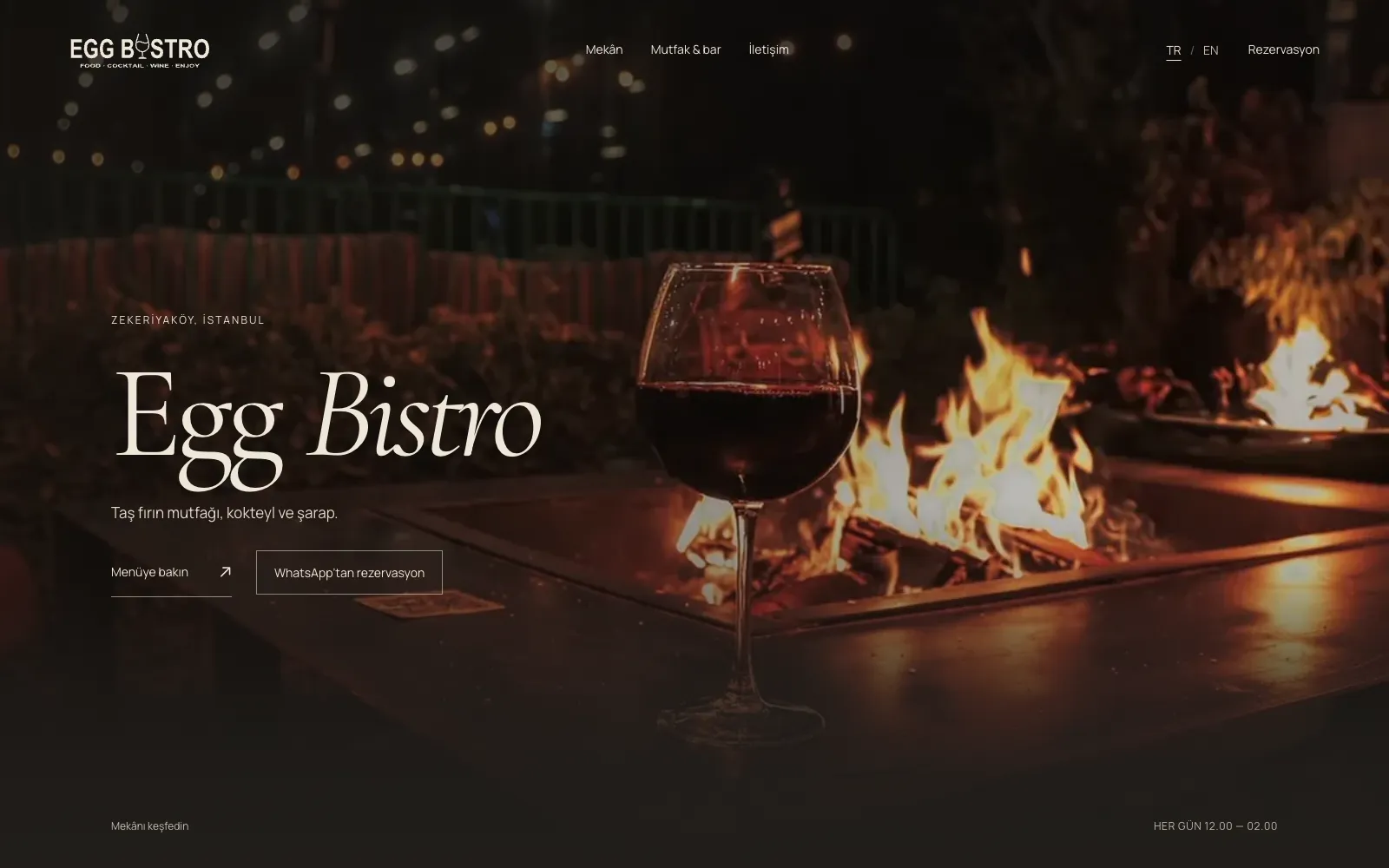 Egg Bistro web sitesinin ana sayfası: şömineli bahçe fotoğrafı üzerinde Egg Bistro başlığı
